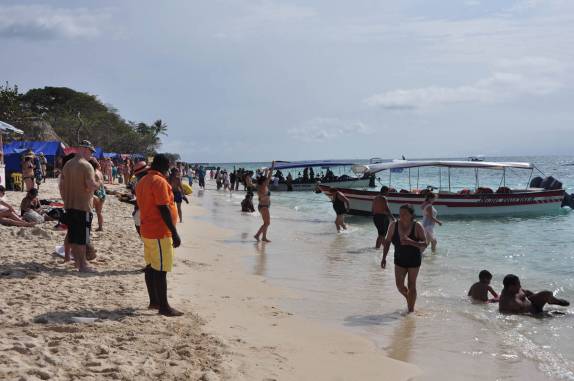 Turistas tomam a Playa Blanca, em Baru, na Colômbia